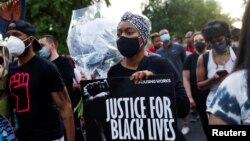 资料照片:人们在乔治·弗洛伊德死亡一周年纪念日在纽约市布鲁克林示威抗议。(2021年5月25日)