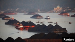 运载煤炭的驳船沿着印尼东加里曼丹省马哈坎河排成队。(2019年8月31日)