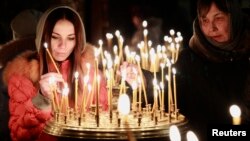 Dân chúng ở Kyiv đốt nến trong buổi thánh lễ hôm Chủ nhật 23/2/14