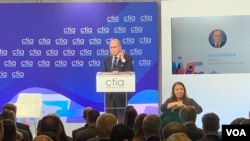 白宫国家经济委员会主任库德洛在CITA举办的5G峰会上发表主旨演讲。(美国之音记者林枫拍摄)