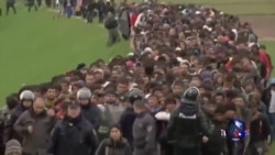 移民大量滞留巴尔干 天冷下雨处境更糟 移民大量滞留巴尔干 天冷下雨处境更糟