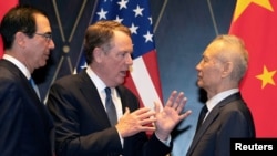 资料照:美国贸易代表莱特希泽(中)和财政部长姆努钦在上海与中国副总理刘鹤交谈。( 2019年7月31日)