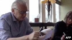 这张由维基解密 X 页面提供的截图显示,2024年6月24日,维基解密创始人朱利安·阿桑奇在伦敦。