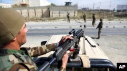 资料照片:一名阿富汗政府军士兵守卫着首都喀布尔的一处关卡。