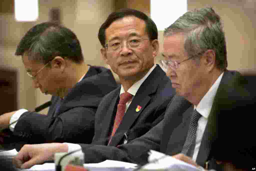 中国证券监督管理委员会主席刘士余(中)和中国人民银行行长周小川(右)在中共19大金融系统分组讨论中(2017年10月19日)。刘士余说,周永康、薄熙来、令计划、徐才厚、郭伯雄和孙政才等“在党内位高权重”的落马高官,“阴谋篡党夺权”,“令人不寒而栗,触目惊心”,以习近平总书记为核心的党中央挽救了党、国家和军队,还挽救了社会主义。不过当局对这些落马高官提出的正式指控包括“严重违法违纪”等,并没有使用中共文革时期惯用的“篡党夺权”,而且前中共政治局委员兼重庆市委书记孙政才目前还没有被定罪。  