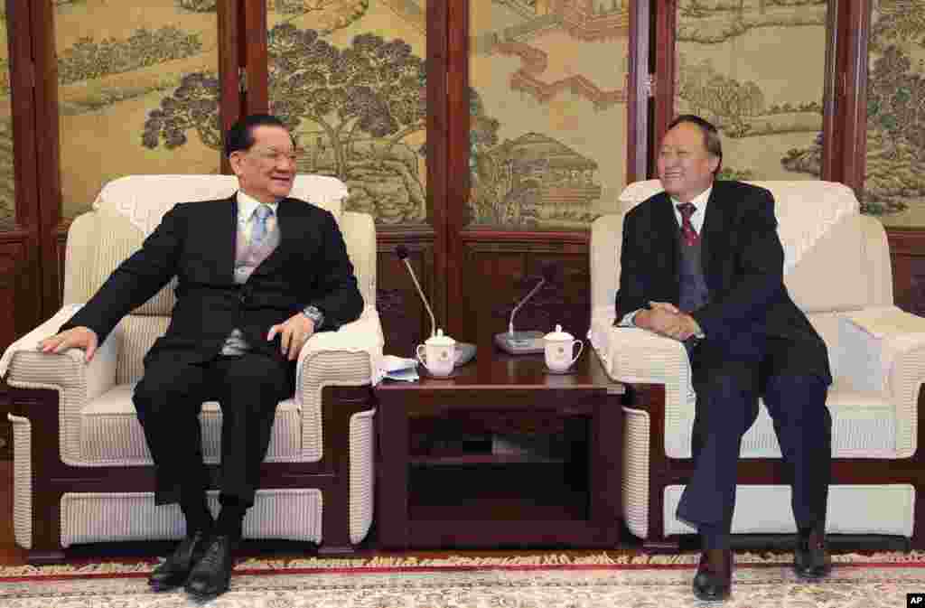 2014年2月19日，中共北京大学党委书记朱善璐（右）在北大会见从台湾来访的国民党荣誉主席连战。前北京大学经济系教授、现美国加图研究所客座研究员夏业良说，郭文贵和北京大学前任校长王恩哥之间的钱财纷争的背后有北大校方领导对政治名利的贪图，也有北大校级领导作傀儡的无奈。夏业良说，真正的决定权在北大的党委书记朱善璐手上。朱善璐在2016年12月卸任。