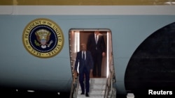 조 바이든(왼쪽) 미국 대통령이 11일 영국령 북아일랜드 수도 벨파스트 국제공항에 도착해 전용기에서 내리고 있다.