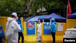 武汉一个居民小区设立的进出口检查站 (2020年4月3日)