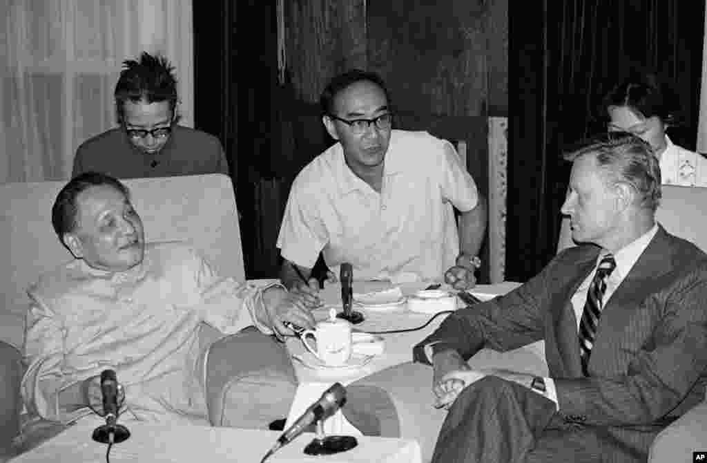 1981年7月19日,美国前国家安全顾问布热津斯基(Zbigniew Brzezinski)在北京会见中国副总理邓小平。1979年布热津斯基访华,邓小平在北海公园的仿膳餐厅请他吃过饭。美国与中华人民共和国实现双边关系正常化之前,以布热津斯基和他的助手、国家安全委员会主管亚洲事务的奥克森伯格(Michael Oksenberg)为首的一派人主张美国抓住机遇,同中国建交。布热津斯基认为,美国改善对华关系会令苏联感到不安,从而有助于抑制苏联。