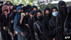 Sejumlah pelajar putri Afghanistan antre untuk mengikuti ujian masuk Universitas Kabul di Kabul, Afghanistan, 13 Oktober 2022. (Foto: Wakil Kohsar/AFP)