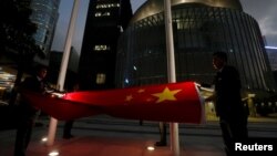 2016年11月7日香港举行每日降旗仪式。一天前,中国通过对香港《基本法》的解释,称立法者必须宣誓效忠香港。