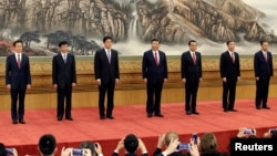 第19届中共中央政治局常委:(从左至右)韩正、王沪宁、栗战书、习近平、李克强、汪洋、赵乐际。