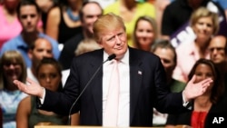 共和党总统参选人唐纳德·川普在艾奥华州一次竞选集会和野餐会上讲话。(2015年7月25日)