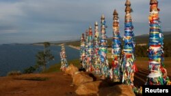 俄罗斯西伯利亚东部的贝加尔湖岸边,有举行仪式用的杆子和彩带(2016年9月9日)