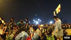 示威者周二晚占据金钟龙和道(美国之音图片/海彦拍摄)