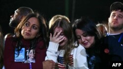 在华盛顿市的霍华德大学,民主党总统候选人哈里斯的支持者对选举结果做出难过的反应。(2024年11月5日)