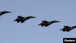 资料照:俄罗斯空军苏-34战斗轰炸机编队在白俄罗斯首都明斯克上空飞行。