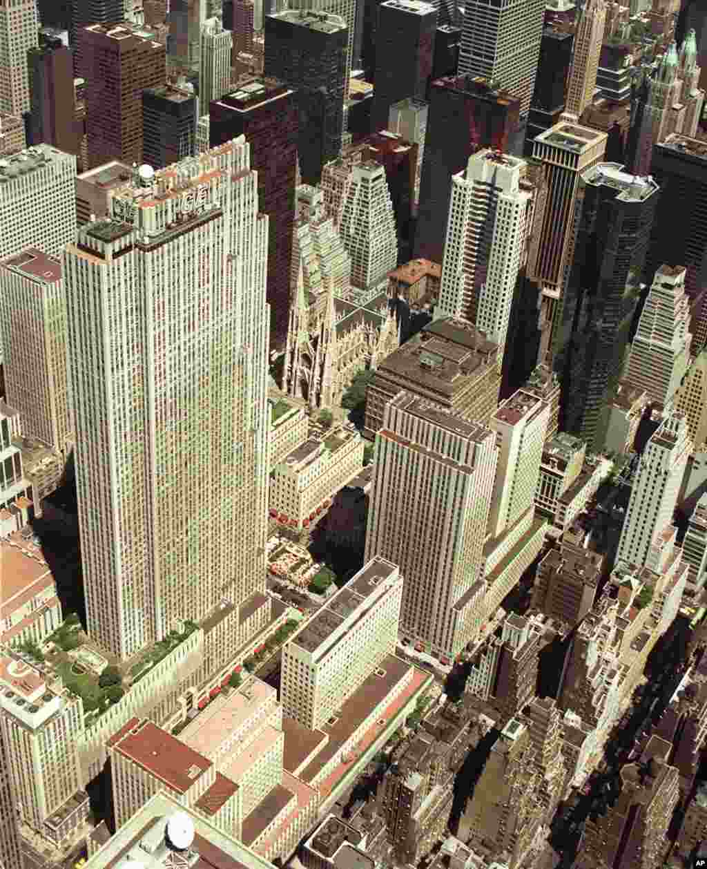 鸟瞰纽约洛克菲勒中心。1996年7月10日,这座地标卖给了包括大卫·洛克菲勒在内的一个投资集团