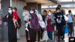 从喀布尔撤出的阿富汗家庭抵达华盛顿的杜勒斯国际机场(2021年9月3号)