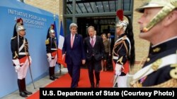 Ngoại trưởng John Kerry cùng với đặc sứ về các cuộc đàm phán Israel-Palestinian Frank Lowenstein tại Paris, Pháp, hôm 3/6.