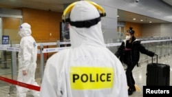 身穿防护服的中国警察在上海浦东国际机场执勤。(2020年3月20日)