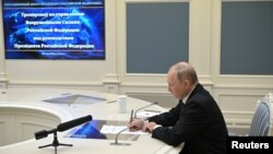 俄罗斯总统普京在莫斯科通过视频连线观察俄罗斯战略核武器部队的演习。(2022年10月26日)