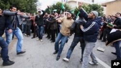 2月6日,一批叙利亚和利比亚民众聚集在中国驻利比亚首都的黎波里大使馆外,抗议中国否决安理会的叙利亚决议案。