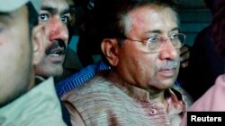 Cựu Tổng thống Pakistan Pervez Musharraf (phải) rời tòa án ở Islamabad, ngày 20/4/2013.