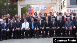 台湾总统马英九(左五)与波士顿市长、市议长及侨领合影。(与会者提供)