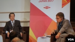 伊恩·布雷默(右)在周四美国欧亚集团东京主办的“政治峰会 日本2017”上