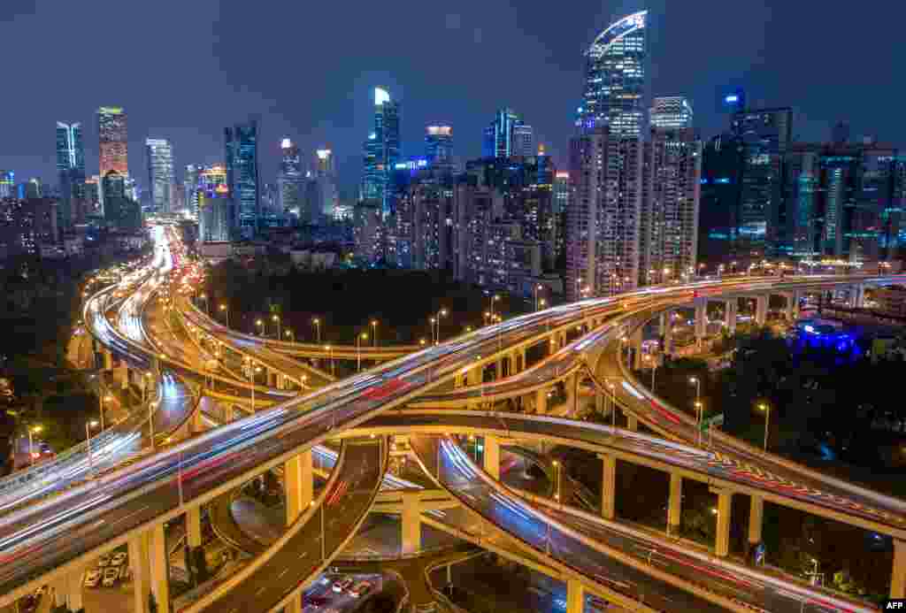 2018年11月12日晚上,上海市一个高架路口的交通情况。