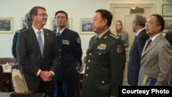 美国国防部长卡特欢迎中国中央军委副主席范长龙(2015年6月11日,美国国防部)