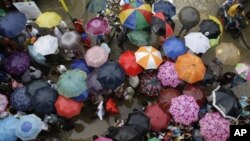 Cư dân Marikina, đông Manila, bị ảnh hưởng bão Kai-Tak (ảnh tư liệu)