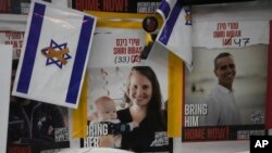 Sebuah poster menunjukkan Shiri Bibas, yang diculik ke Gaza bersama suami dan dua putranya yang masih kecil pada 7 Oktober 2023, di Yerusalem, 21 Februari 2025.
