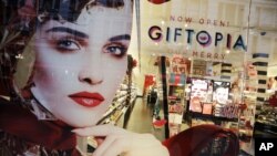 纽约丝芙兰橱窗促销节日礼品。(2013年11月18日资料照)
