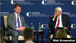 美国国防部负责亚太安全事务的助理部长薛瑞福(左)8月29日在华盛顿的卡内基国际和平基金会座谈(网络视频截图)