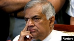 被解职的斯里兰卡总理维克勒马辛哈在科伦坡的一个记者会上。(2018年10月27日)