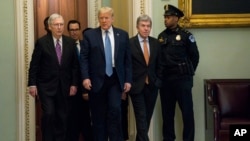 特朗普总统与参议院多数党领袖麦康奈尔同行(2020年3月10日)。