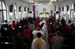 北京附近一个村庄的天主教徒在复活节早上参加弥撒。(2021年4月4日)