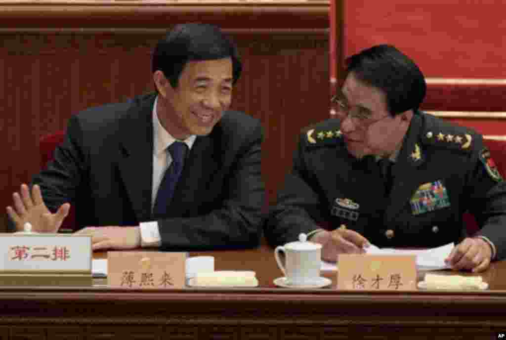 薄熙来和徐才厚将军2010年在全国政协会议上。2014年,徐才厚被先后开除中共党籍、军籍,取消上将军衔。2015年,徐才厚病亡,根据刑事诉讼法规定,军事检察院决定对徐才厚不起诉,其涉嫌受贿犯罪所得依法处理。2013年,徐才厚曾经为中国国防大学校长王喜斌的著作《从这里走向战场》写序言。徐才厚写道——或许应该说他的秘书写道:“强军之道,人才为本。”古人云:“一年一树者,谷也;十年一树者,木也;百年一树者,人也。一树一获者,谷也;一树十获者,木也;一树百获者,人也。”