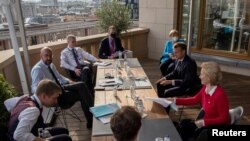 7月18日在布鲁塞尔,欧盟理事会主席与德国总理、法国总统、欧盟委员会主席等人在欧盟成员国自新冠病毒疫情爆发以来首次峰会间隙举行会议。