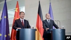 资料照片:德国总理朔尔茨和中国总理李强在柏林与媒体见面。(2023年6月20日)