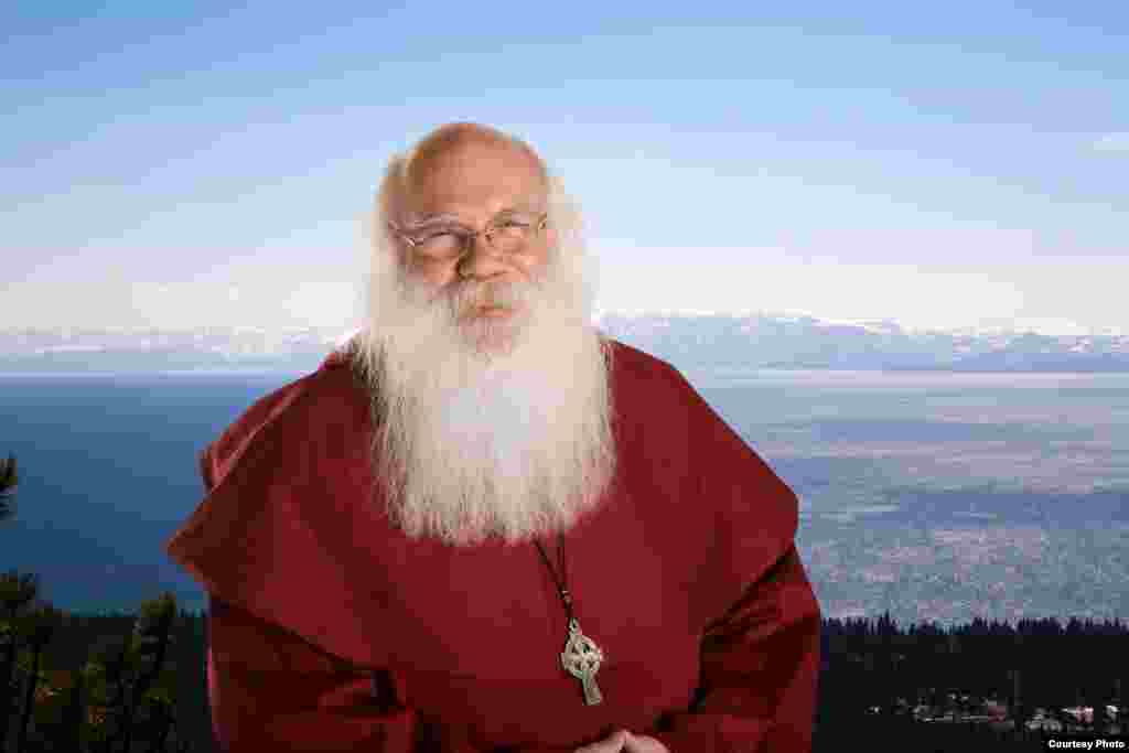 在社交媒体脸书上拥有“圣诞老人”账号的阿拉斯加州北极市(North Pole)市议员圣塔·克劳斯在脸书上登出的照片。他的名字Santa Claus 刚好和英语中的“圣诞老人”同名。2016年圣诞节,脸书公司暂停了他的帐号。当时克劳斯的这个脸书帐号已经用了八年,拥有30多万粉丝。他说,他用这个平台转发励志故事、名言警句和照片,传播圣诞节的欢乐。帐号被关停前,脸书公司几次要求克劳斯证实自己的身份。他向脸书公司寄去了无数材料,证明他的本名就是圣塔·克劳斯,而且他真的就住在一个叫北极的市镇。后来脸书公司发言人表示,暂停克劳斯的帐号是个错误。他说:“十分抱歉。这个帐号被误删了,我们在调查后立即将其恢复。我们的团队每周处理几百万个举报,我们有时会出错。”