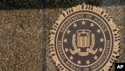 资料照片：位于华盛顿的联邦调查局胡佛大楼的徽印。(2023年6月9日) 