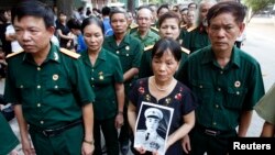 Các cựu chiến binh Việt Nam đến viếng Tướng Giáp tại Hà Nội, ngày 12/10/2013.