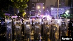 2019年7月2日在抗议者冲进香港立法会后,香港防暴警察对立法会外街道进行清场行动。