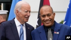 美国总统拜登与到白宫出席太平洋论坛的基里巴斯总统塔内希∙马茂(Taneti Maamau)交谈。(美联社2023年9月25日)