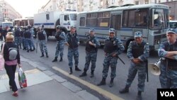 2013年莫斯科市中心支持反对派领袖纳瓦尔尼示威中的俄罗斯警察。警察无法保护活动人士,许多示威中的暴力攻击事件由警察所为。