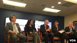 美国学者车维德(左一)5月30日在华盛顿出席朝鲜问题座谈(美国之音叶林摄)