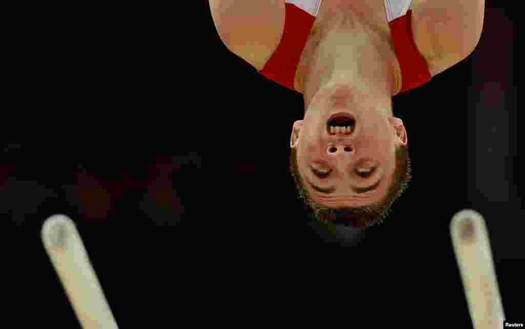 Sam Oldham của Anh cuốn người trong môn xà kép, vòng loại nam, 28/7/2012.